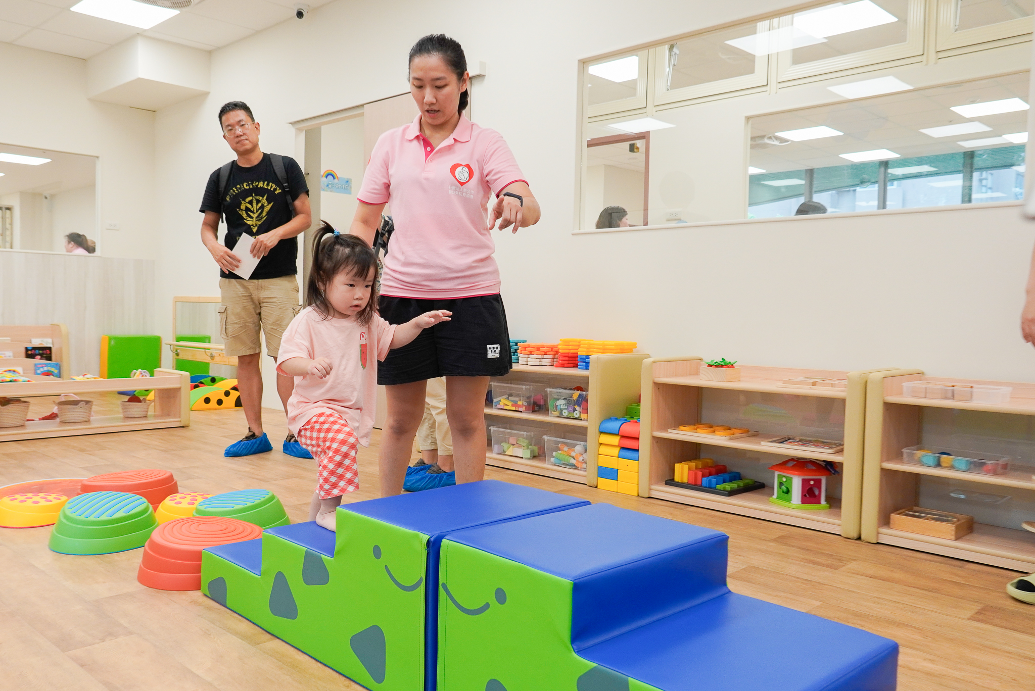  新北市第127家中和安邦公托啟用 家長帶著小朋友入內參觀遊戲.